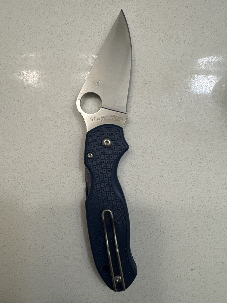 Selling a Spyderco Para 3 Lightweight featuring Spyderco's proprietary SPY27 cobalt-enriched stainless steel.