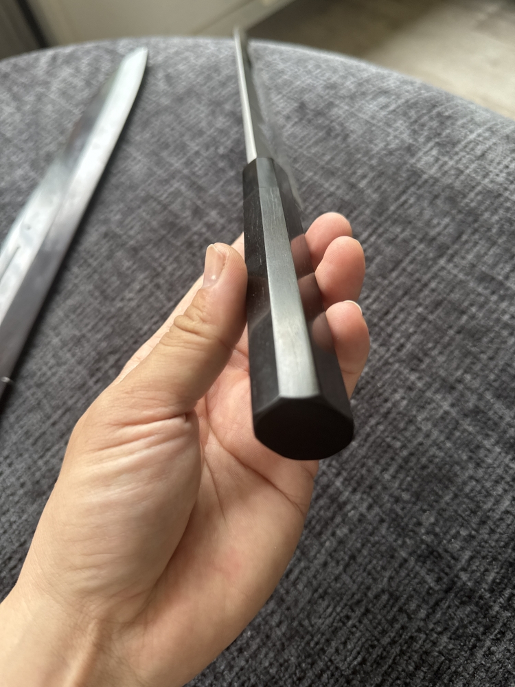 Japans zwaard, Nitō-katana, Yanagi-ba, lemmetlengte 36 cm, Mizumoto-aardewerk, nieuw. Lichte gebruikssporen door opslag in een magazijn, maar deze hebben geen invloed op het uiterlijk.