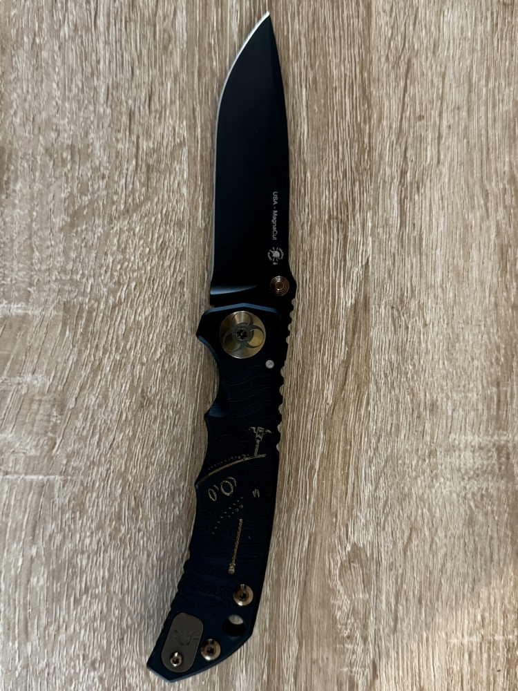 Spartan Blades Harsey Folder Black/Gold Plague Doctor Magnacut