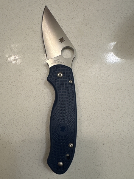 Selling a Spyderco Para 3 Lightweight featuring Spyderco's proprietary SPY27 cobalt-enriched stainless steel.