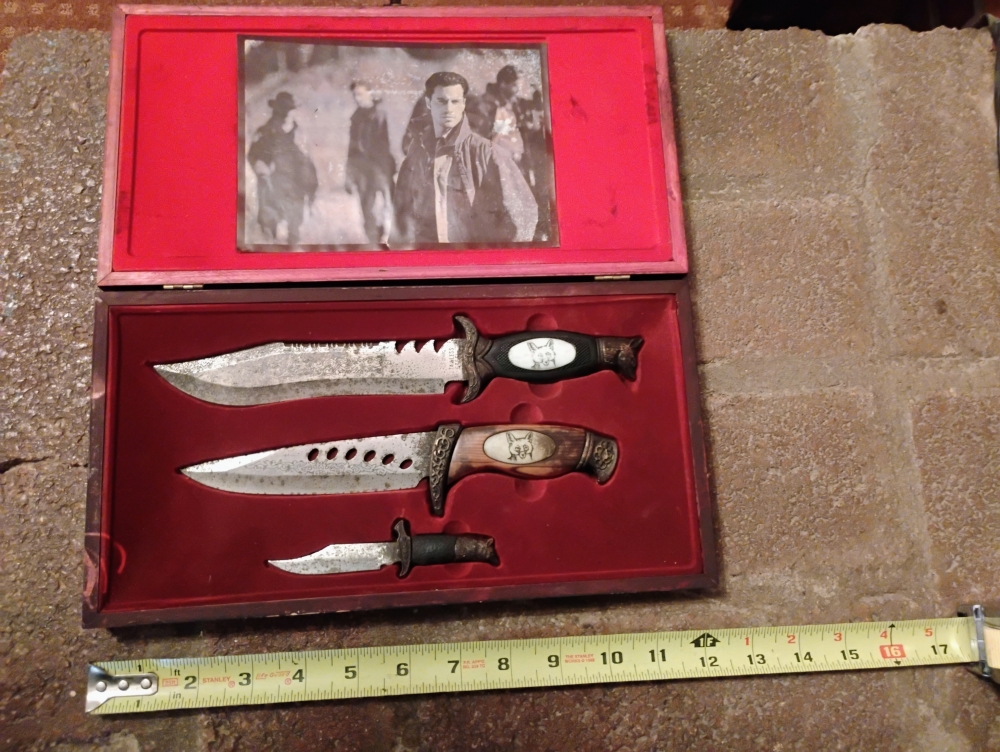 3 Collectable knifes with Box.
