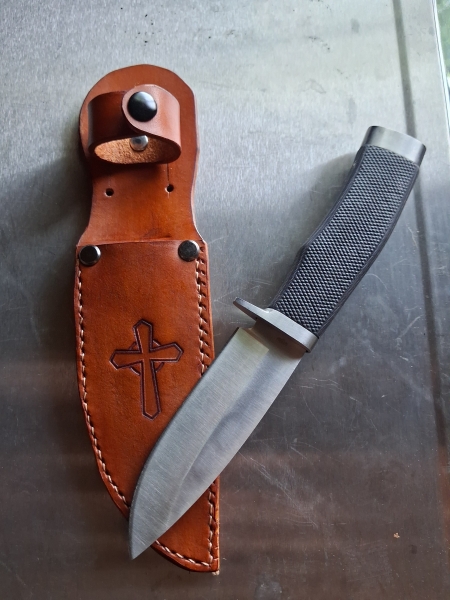 Fixed blade knife with handmade leather sheath