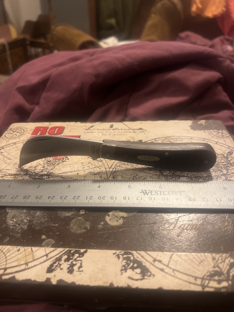 1988 case double X •ss USA 61011  hawkbill/ pruner closed 4 in open 7 in over all( 3in blade) has been used  a lil  tarnish on it. But overall, in pretty good shape to be out of the box with list pictures.