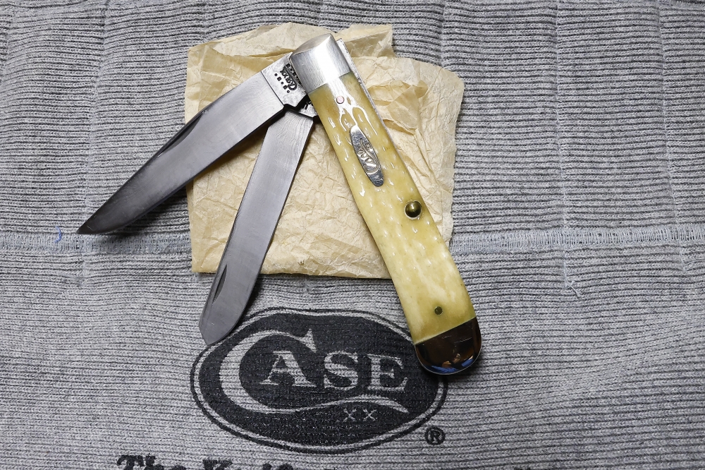 CASE TRAPPER with mellow Damascus blades and Natural Bone handles! Made in 2000! 