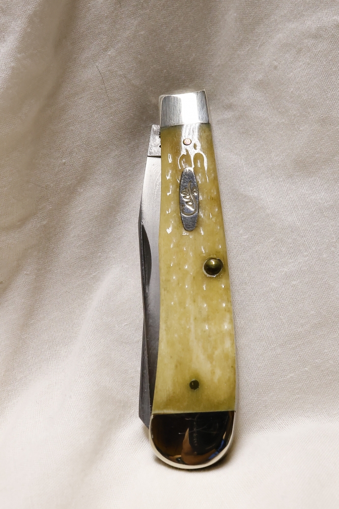 CASE TRAPPER with mellow Damascus blades and Natural Bone handles! Made in 2000! 