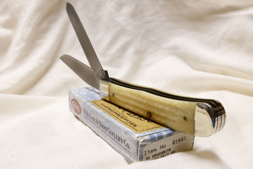 CASE TRAPPER with mellow Damascus blades and Natural Bone handles! Made in 2000! 