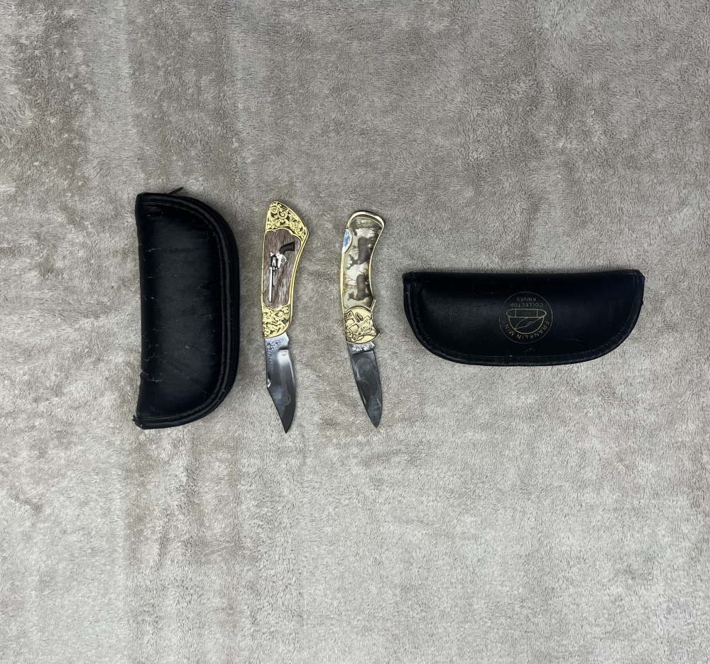 Assortment of pocket knives 