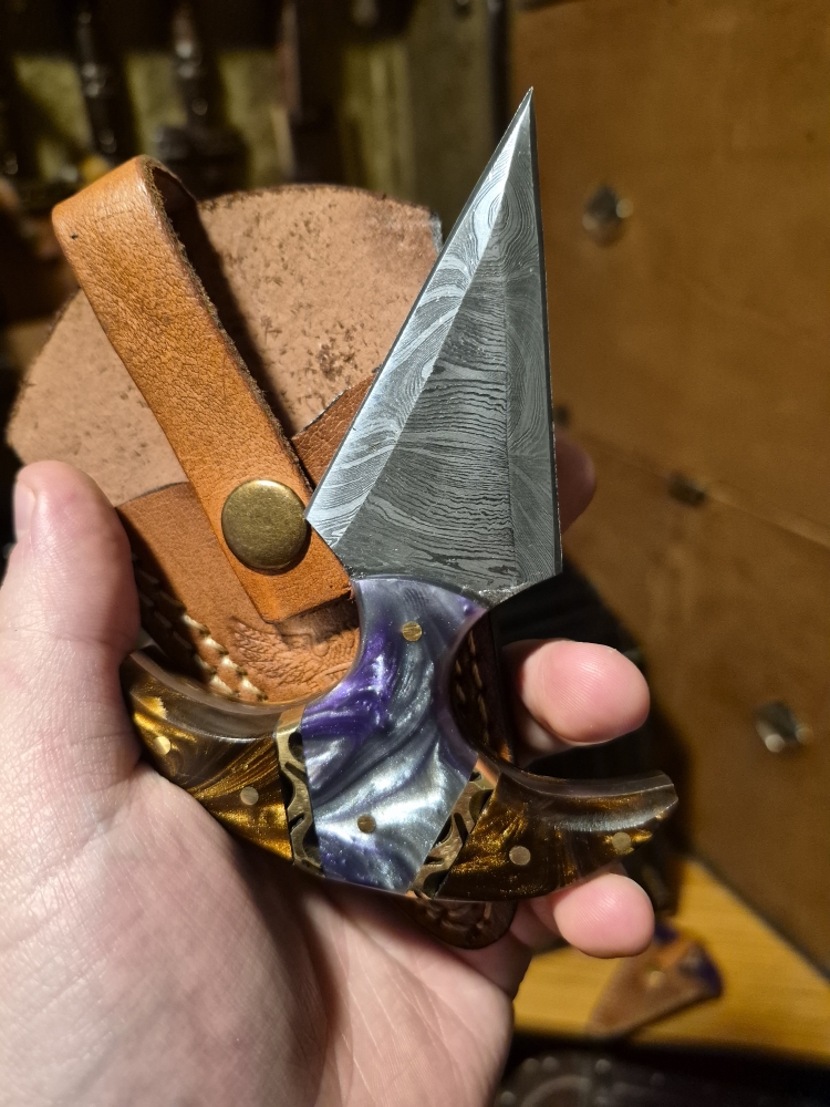 Custom Small Fixed Blade – Damascus Pattern – Resin & brass Handle – Leather Sheath