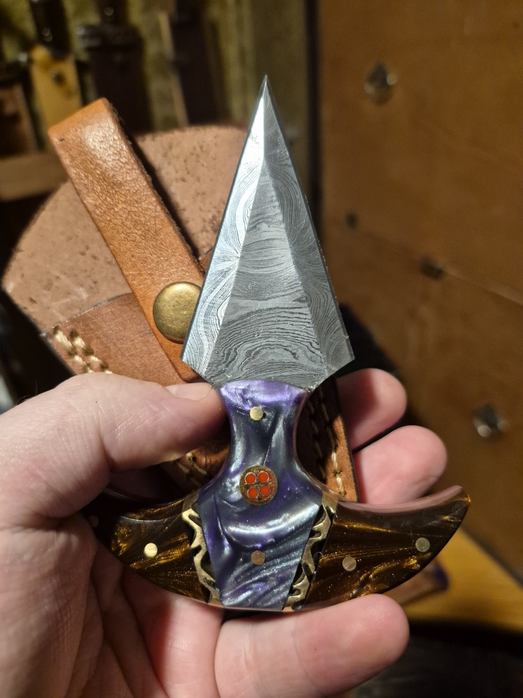 Custom Small Fixed Blade – Damascus Pattern – Resin & brass Handle – Leather Sheath