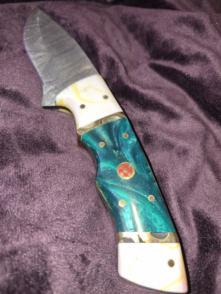 Custom Damascus Fixed Blade – Brass Inlay – Resin Handle – Ornate Mosaic Pin