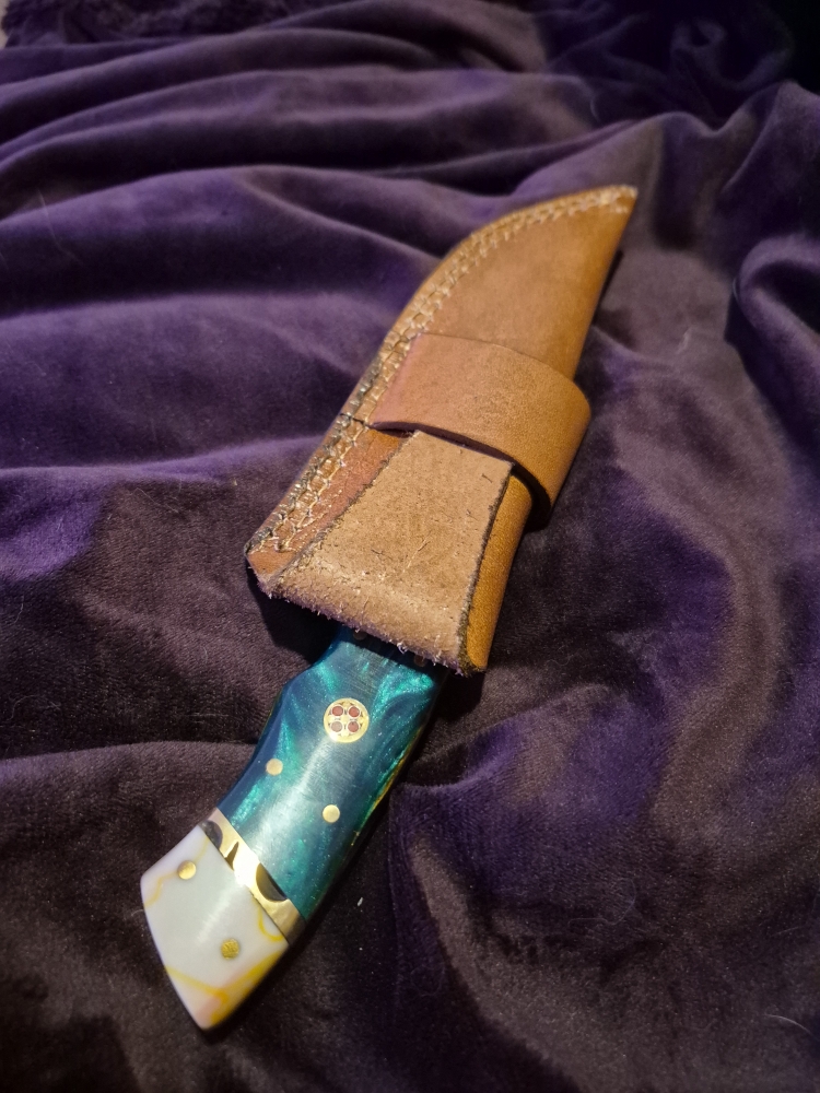 Custom Damascus Fixed Blade – Brass Inlay – Resin Handle – Ornate Mosaic Pin