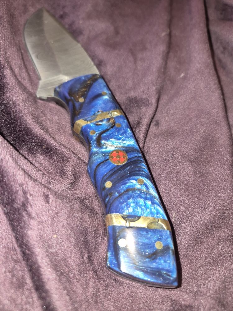 Custom Damascus Fixed Blade – Blue Resin Handle – Brass Inlay – Leather Sheath