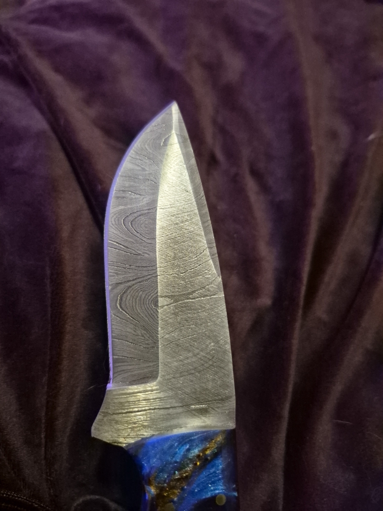 Custom Damascus Fixed Blade – Blue Resin Handle – Brass Inlay – Leather Sheath