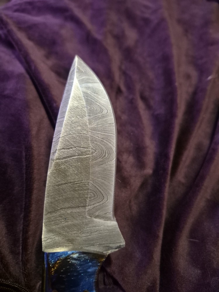 Custom Damascus Fixed Blade – Blue Resin Handle – Brass Inlay – Leather Sheath