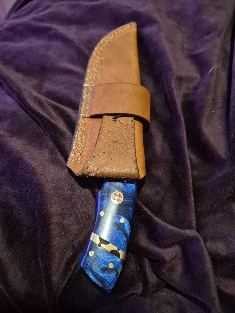Custom Damascus Fixed Blade – Blue Resin Handle – Brass Inlay – Leather Sheath