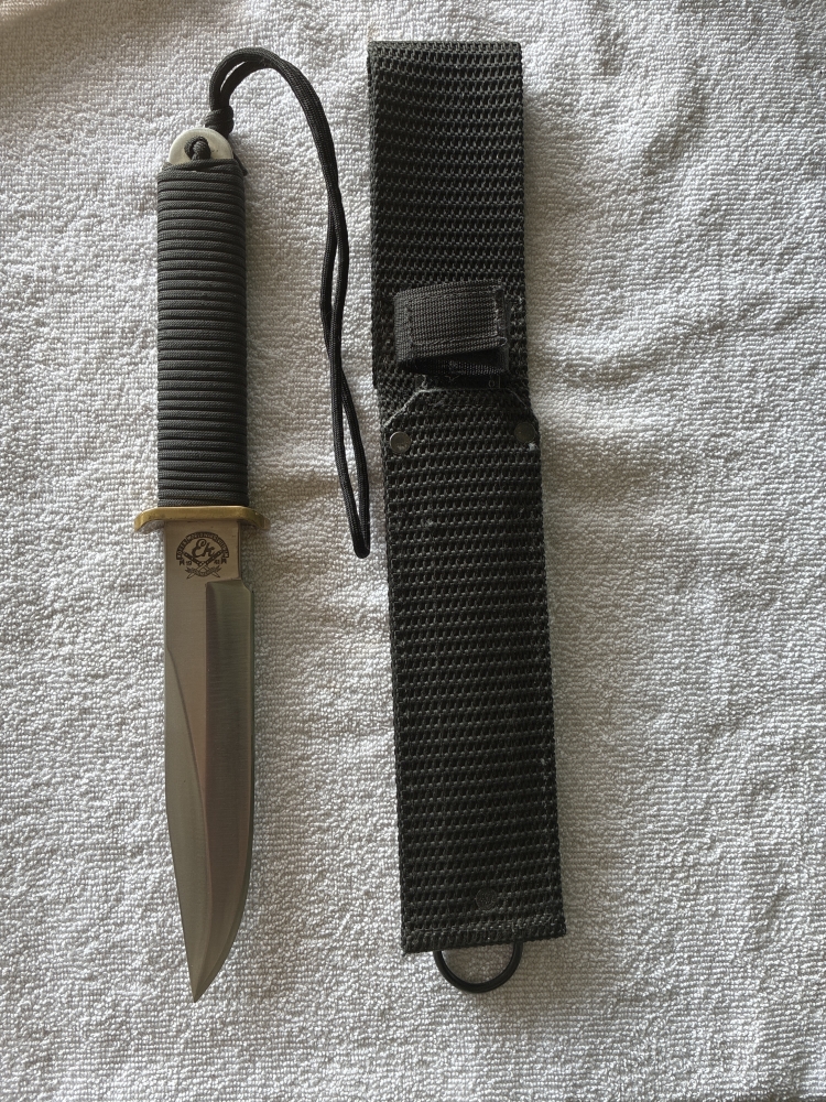 EK commando, bowling knife, Paracord handle Fixed blade, new condition with sheath