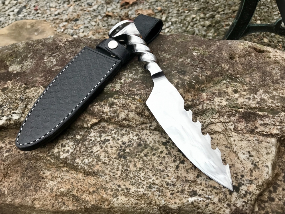 Serrated Fantasy Knife With Leather Sheath
