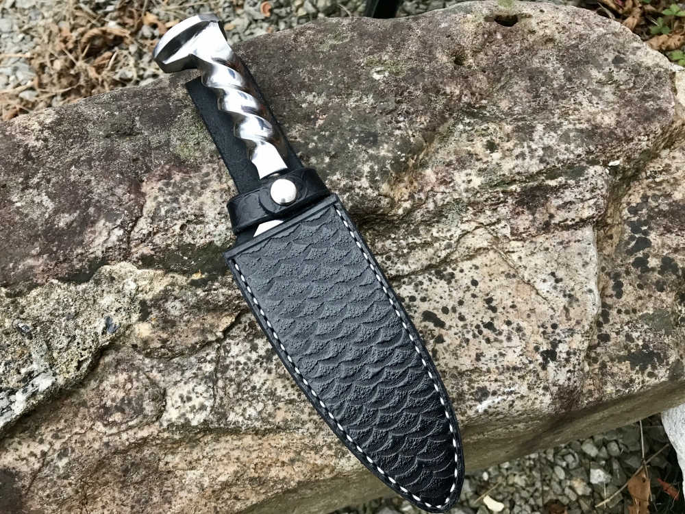 Serrated Fantasy Knife With Leather Sheath