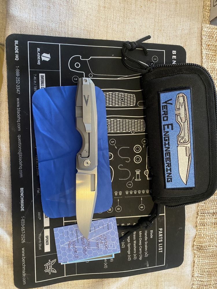 Vero Engineering Isotope Integral folder, Marble carbon fiber inlay, satin m390 blade