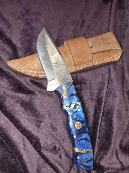 Custom Damascus Fixed Blade – Blue Resin Handle – Brass Inlay – Leather Sheath