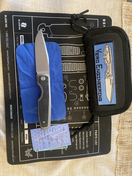 Vero Engineering Isotope Integral folder, Marble carbon fiber inlay, satin m390 blade