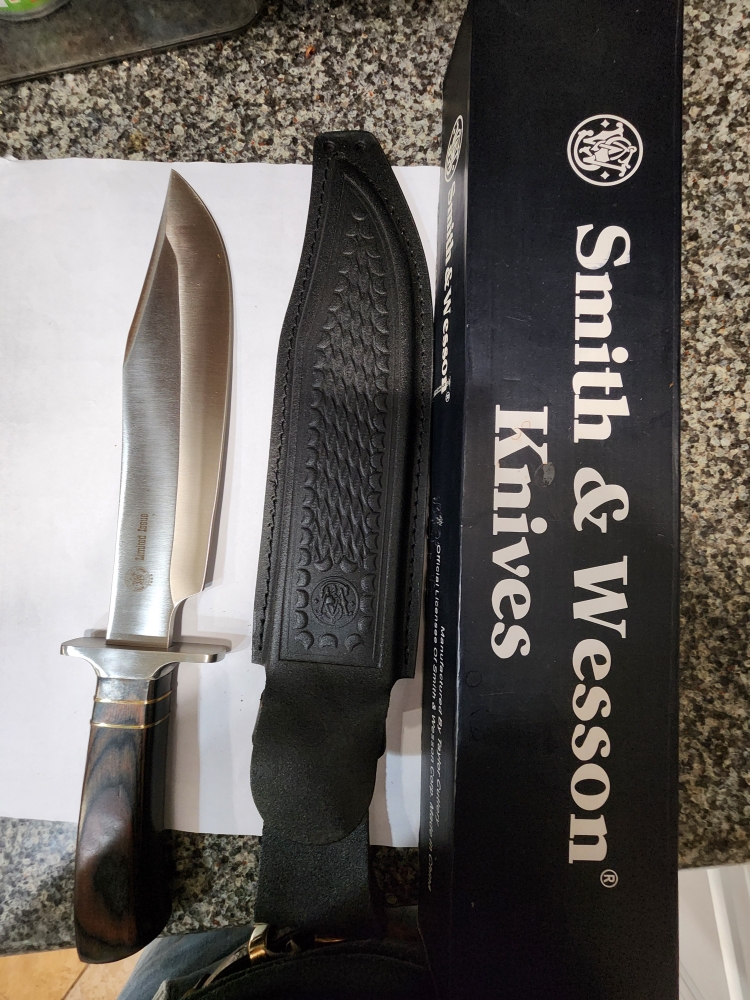 Smith &Wesson Limited Issue 16\" Bowie Texas Hold'em Knife with sheath original box