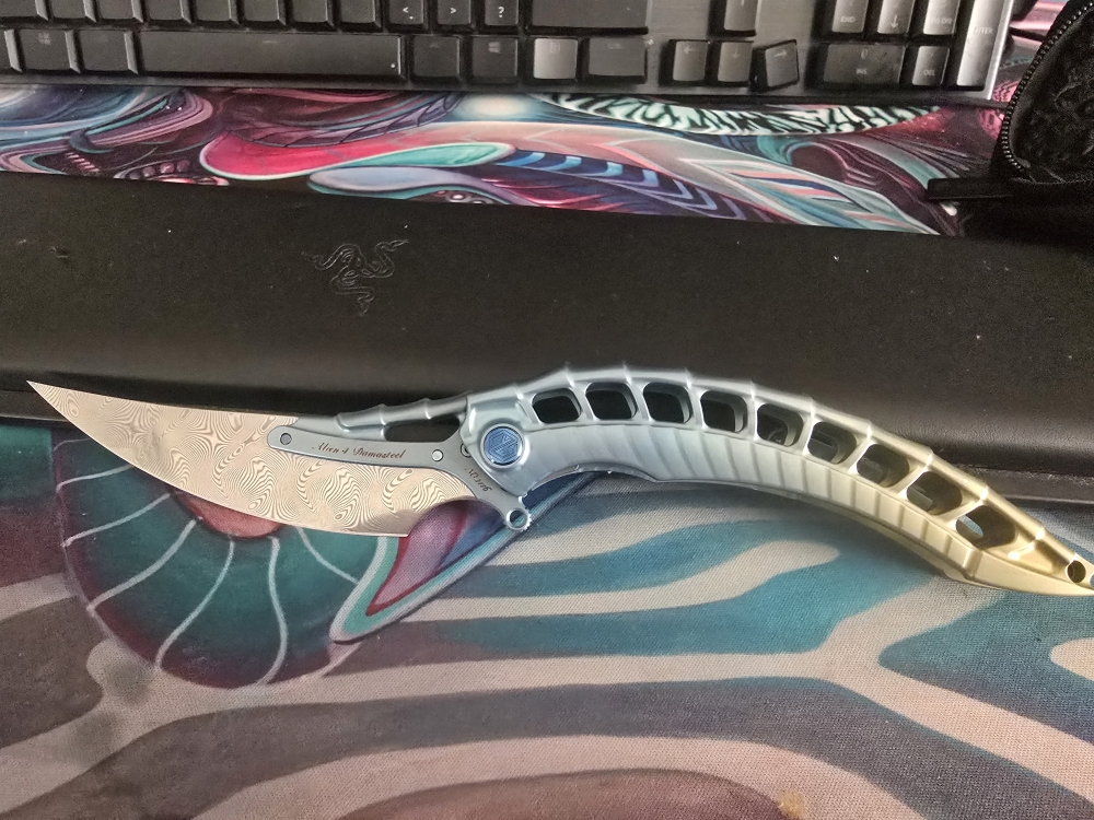 Limed Edition: Alien 4 + Pen