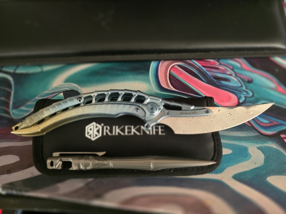 Limed Edition: Alien 4 + Pen