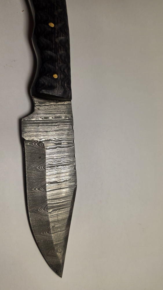 Damascus knife with wood handle