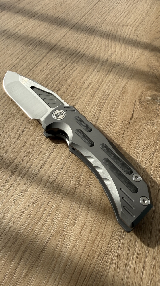 Miguron NAGAIN - Satin Blade - M390 / DARK Gray PVD Titanium Handle