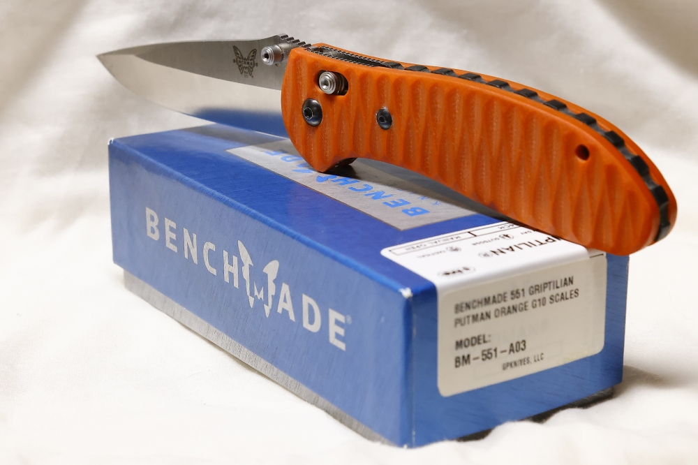 BENCHMADE 551 GRIPTILIAN in hard to find PUTMAN orange G10 scales with satin blade of 154CM