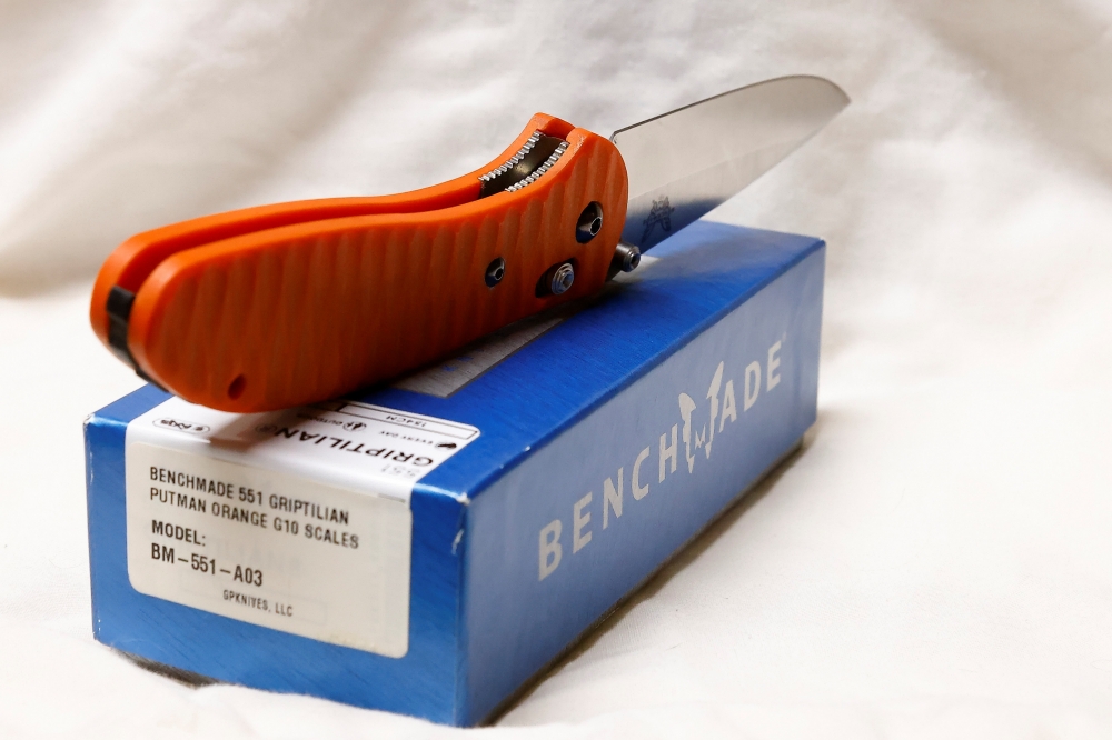 BENCHMADE 551 GRIPTILIAN in hard to find PUTMAN orange G10 scales with satin blade of 154CM