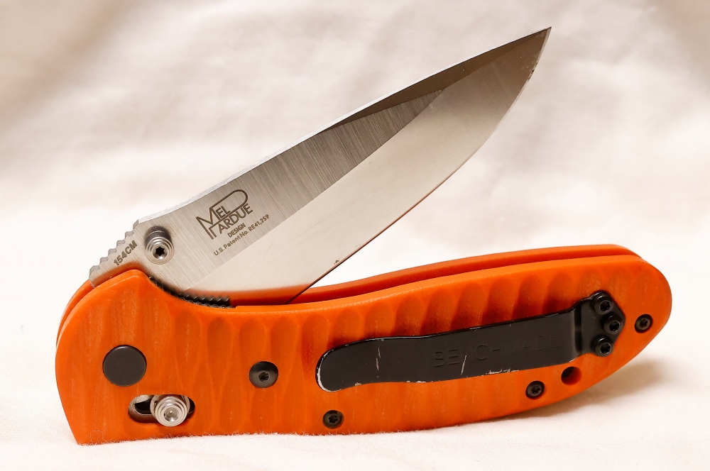 BENCHMADE 551 GRIPTILIAN in hard to find PUTMAN orange G10 scales with satin blade of 154CM