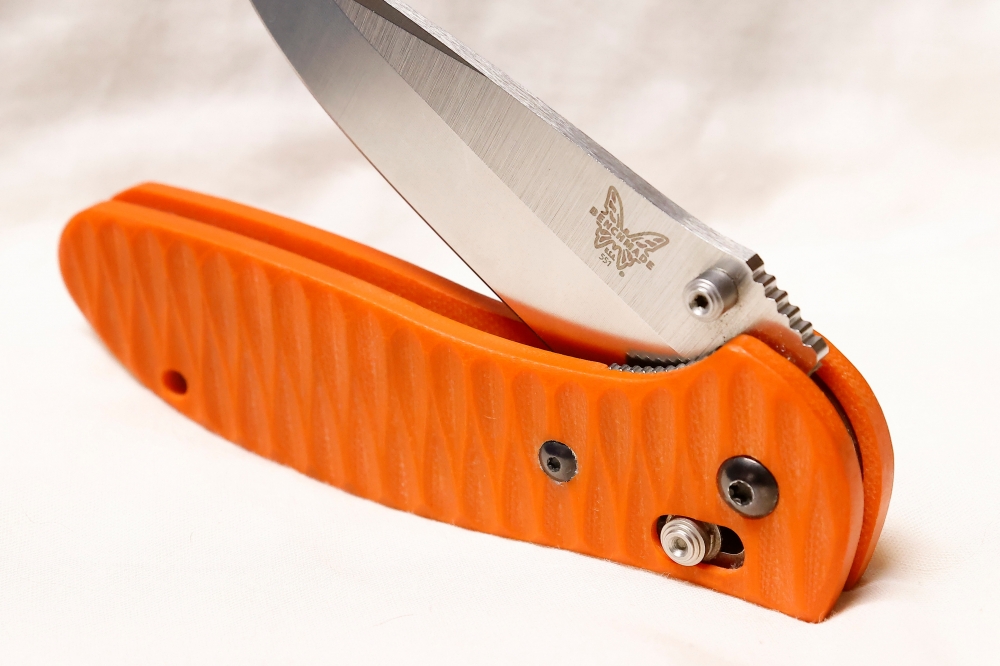 BENCHMADE 551 GRIPTILIAN in hard to find PUTMAN orange G10 scales with satin blade of 154CM
