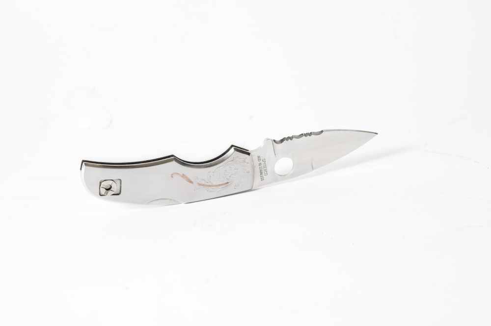 Grabado Spyderco Native AUS-10 Hand Engraved Arabesque Scrollwork