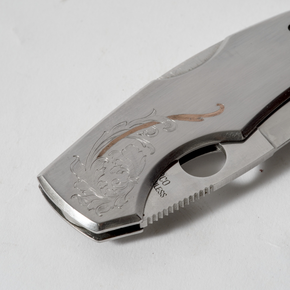 Grabado Spyderco Native AUS-10 Hand Engraved Arabesque Scrollwork