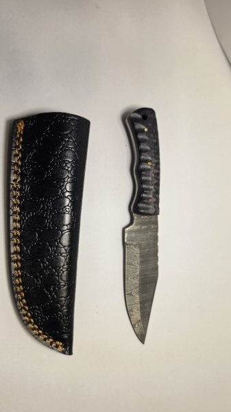 Damascus knife with wood handle