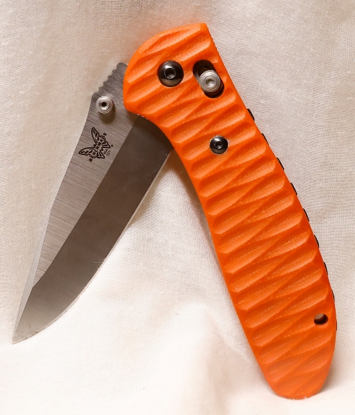 BENCHMADE 551 GRIPTILIAN in hard to find PUTMAN orange G10 scales with satin blade of 154CM