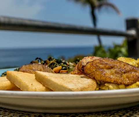 Petit dejeuner Jamaique - ackee, plantain, calalloo