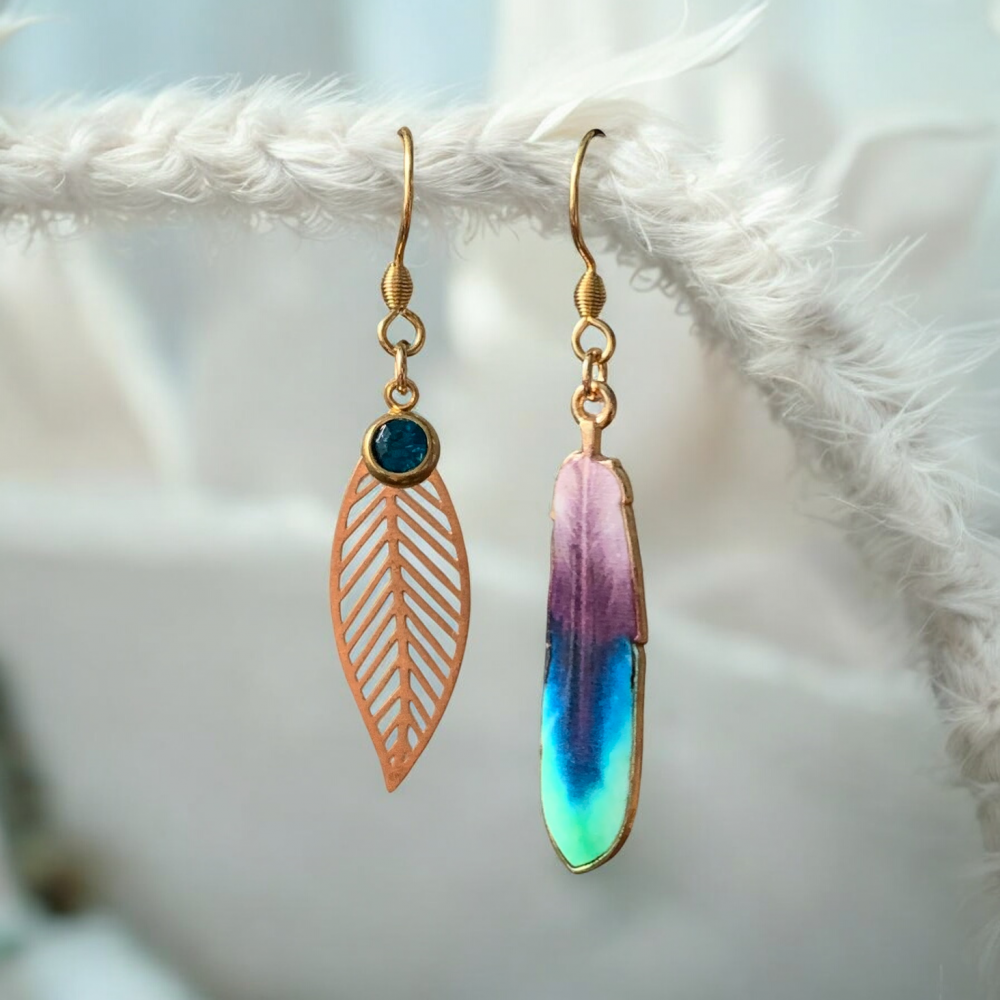 Boucles d'oreilles bohème chic dépareillées asymétriques plume colorée et feuille dorée