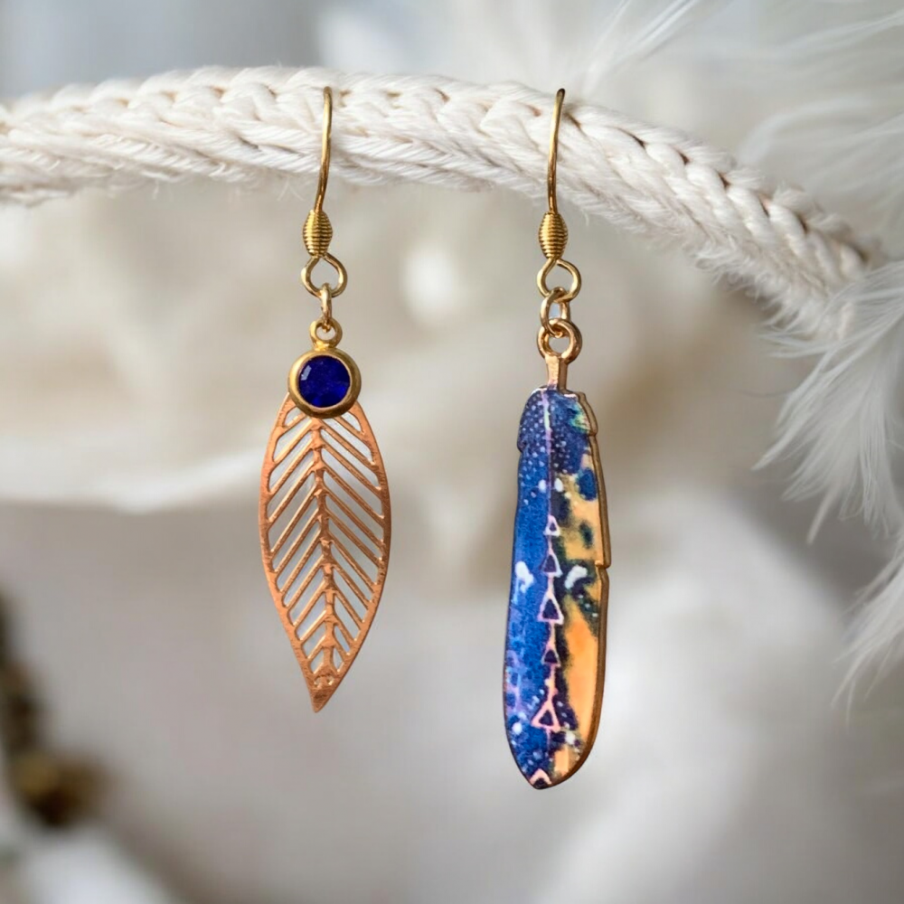 Boucles d'oreilles bohème chic dépareillées asymétriques plume colorée et feuille dorée