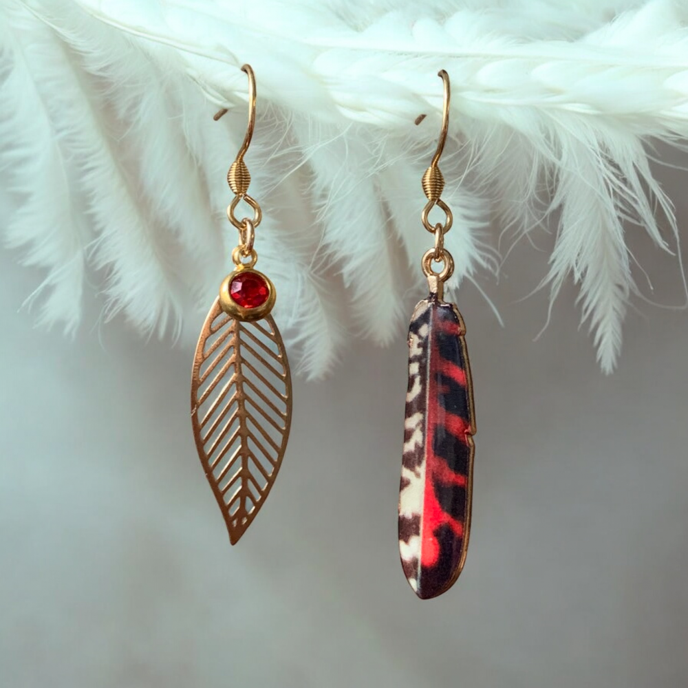 Boucles d'oreilles bohème chic dépareillées asymétriques plume colorée et feuille dorée