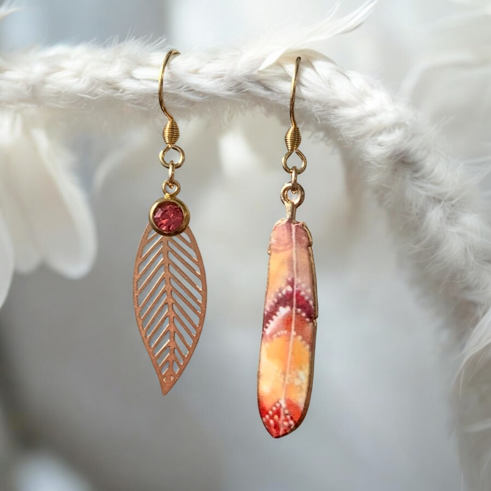 Boucles d'oreilles bohème chic dépareillées asymétriques plume colorée et feuille dorée