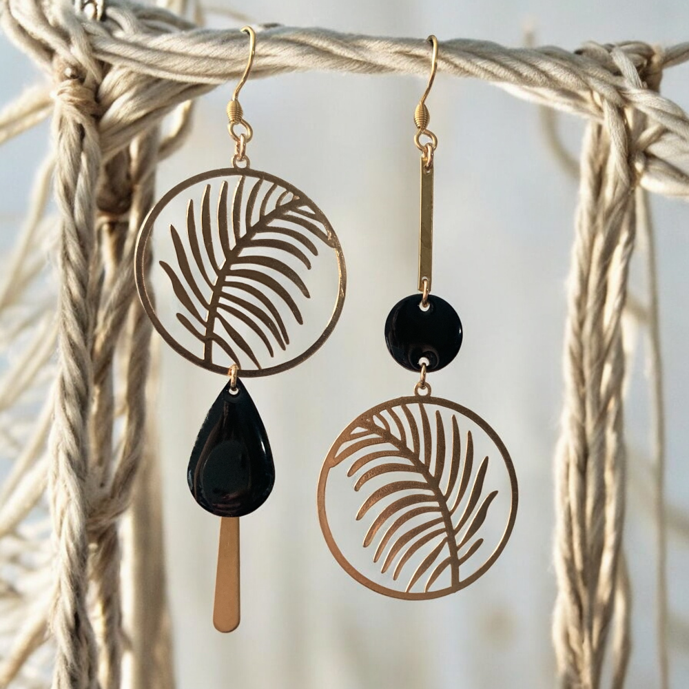 Boucles d'oreilles bohème chic dépareillées asymétriques noires et dorées