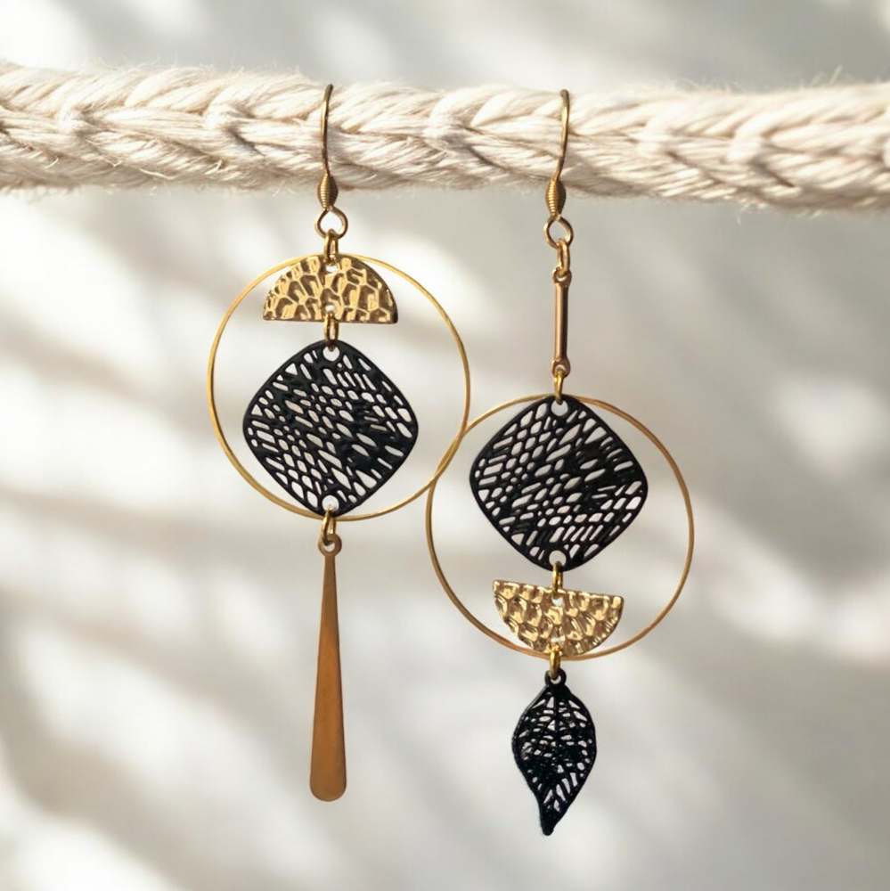 Boucles d'oreilles bohème chic dépareillées asymétriques noires et dorées