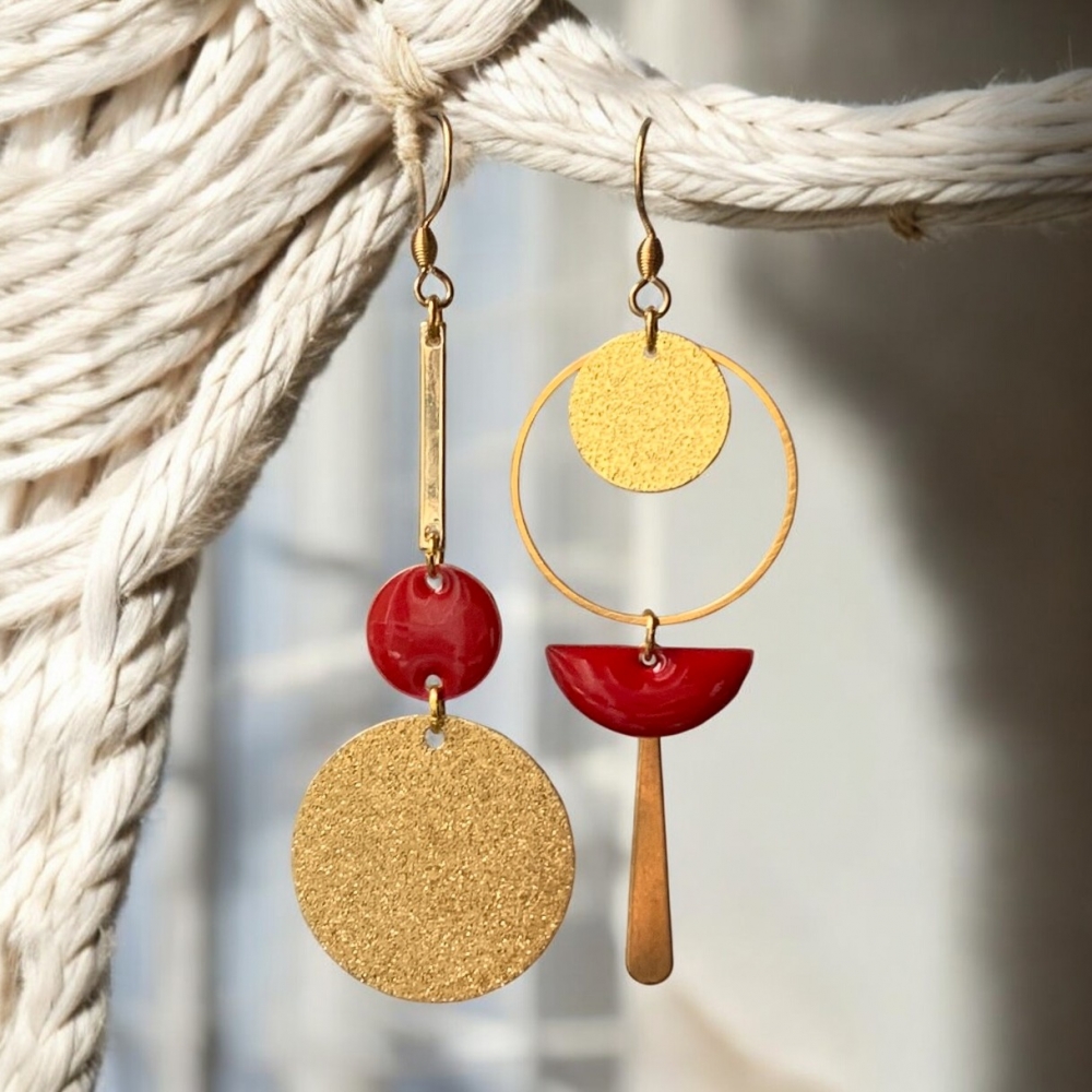 Boucles d'oreilles bohème chic dépareillées asymétriques rouge et dorées