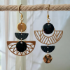 Boucles d'oreilles bohème chic dépareillées asymétriques noires et dorées