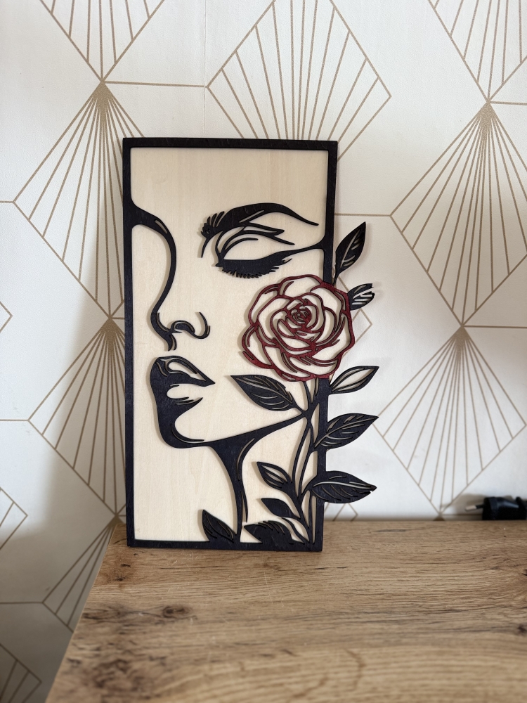 Tableau en bois visage femme 