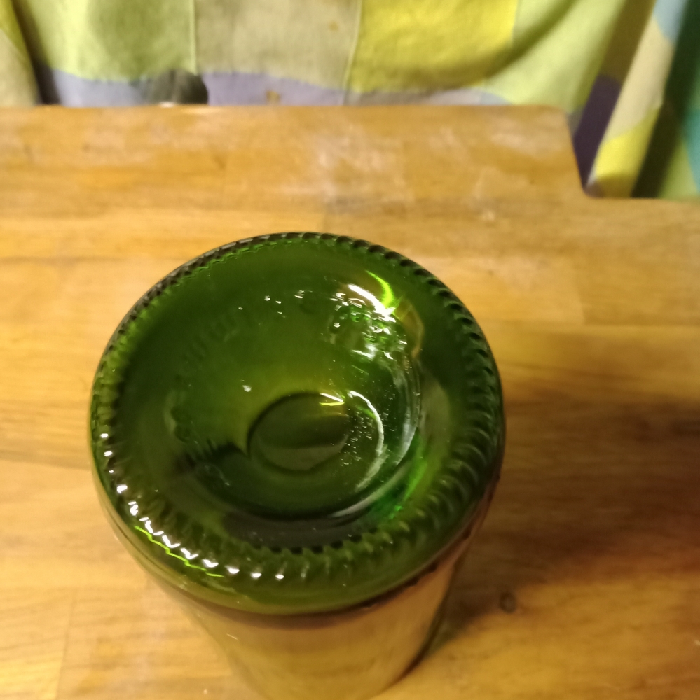 Vase conçu à base d'une bouteille de vin de format magnum (1,5 litre)