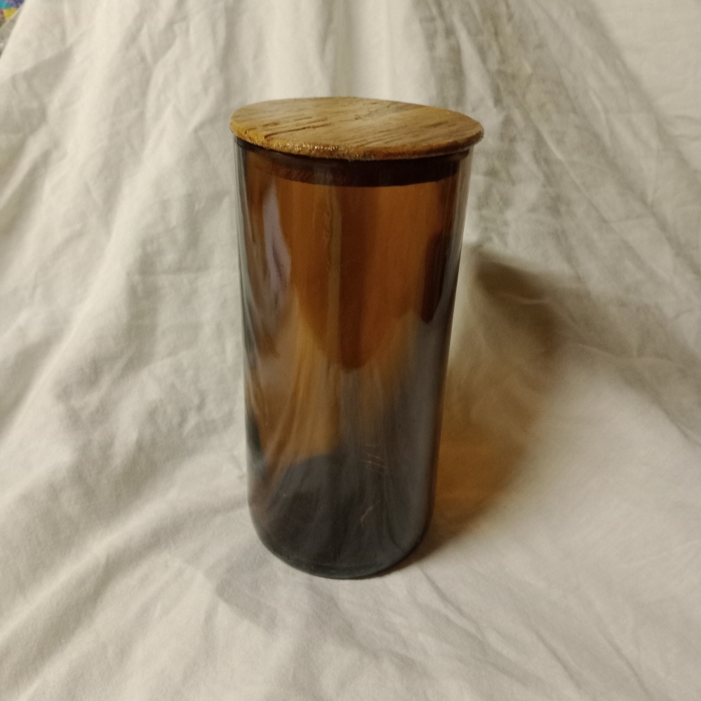 Pot en verre et couvercle en bois